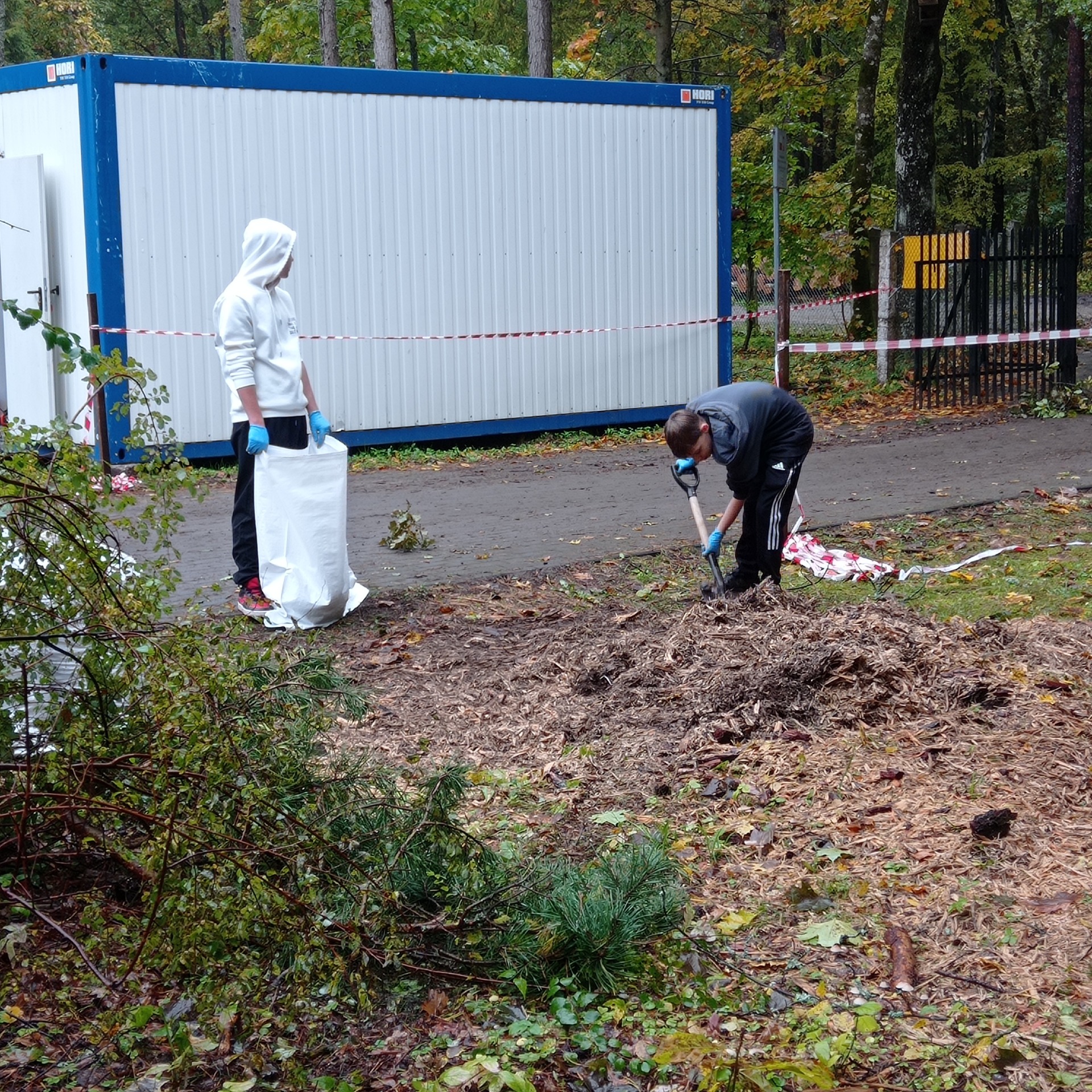 Sprzątanie cmentarza w Rybnie - klasy 7a i 8b - 26.10.2023 - Obrazek 3
