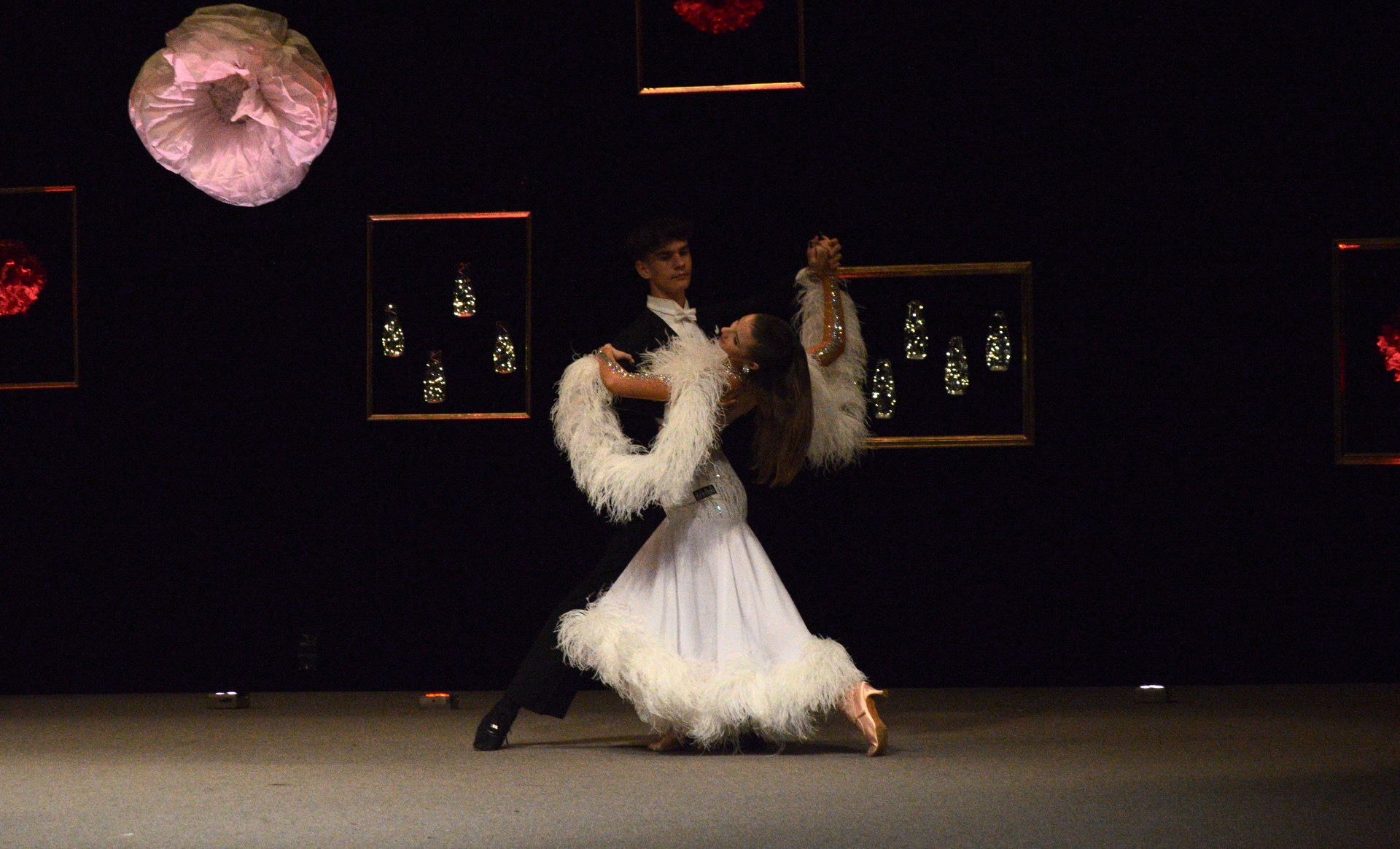 Štandardné tance - Filip Polakovič (1.B) s tanečnou partnerkou 
(Foto: Martin Suchan, 2.B)