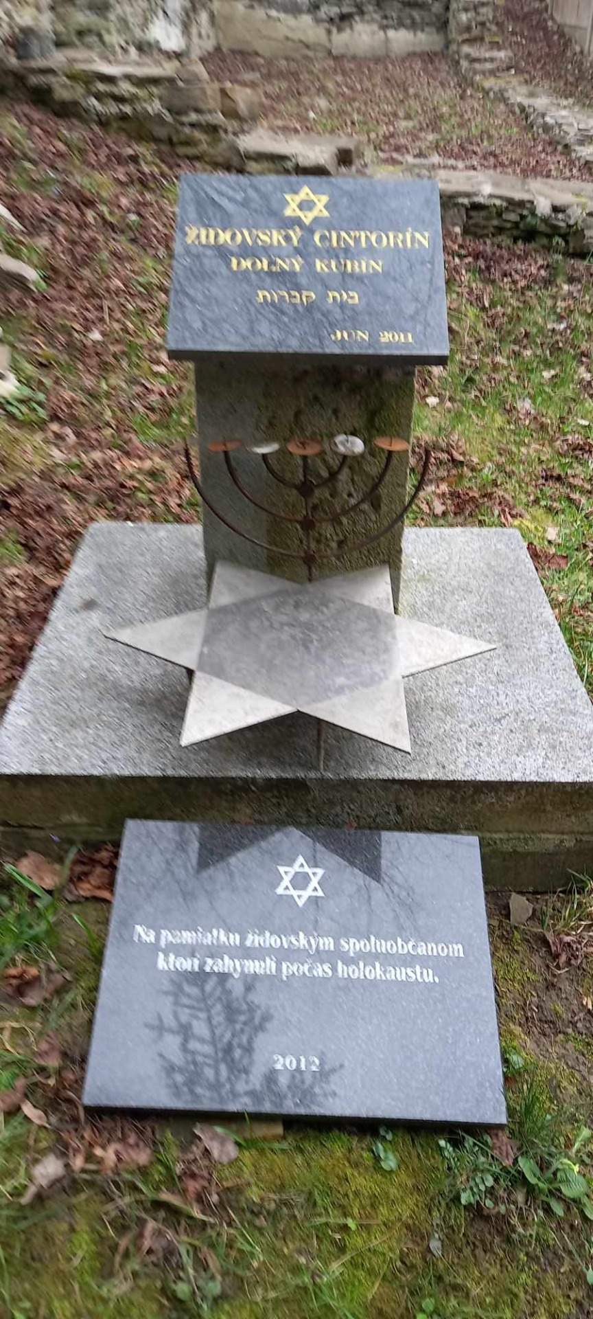 Pamätník na Židovskom cintoríne v DK neodmysliteľne patrí k histórii mesta Dolný Kubín