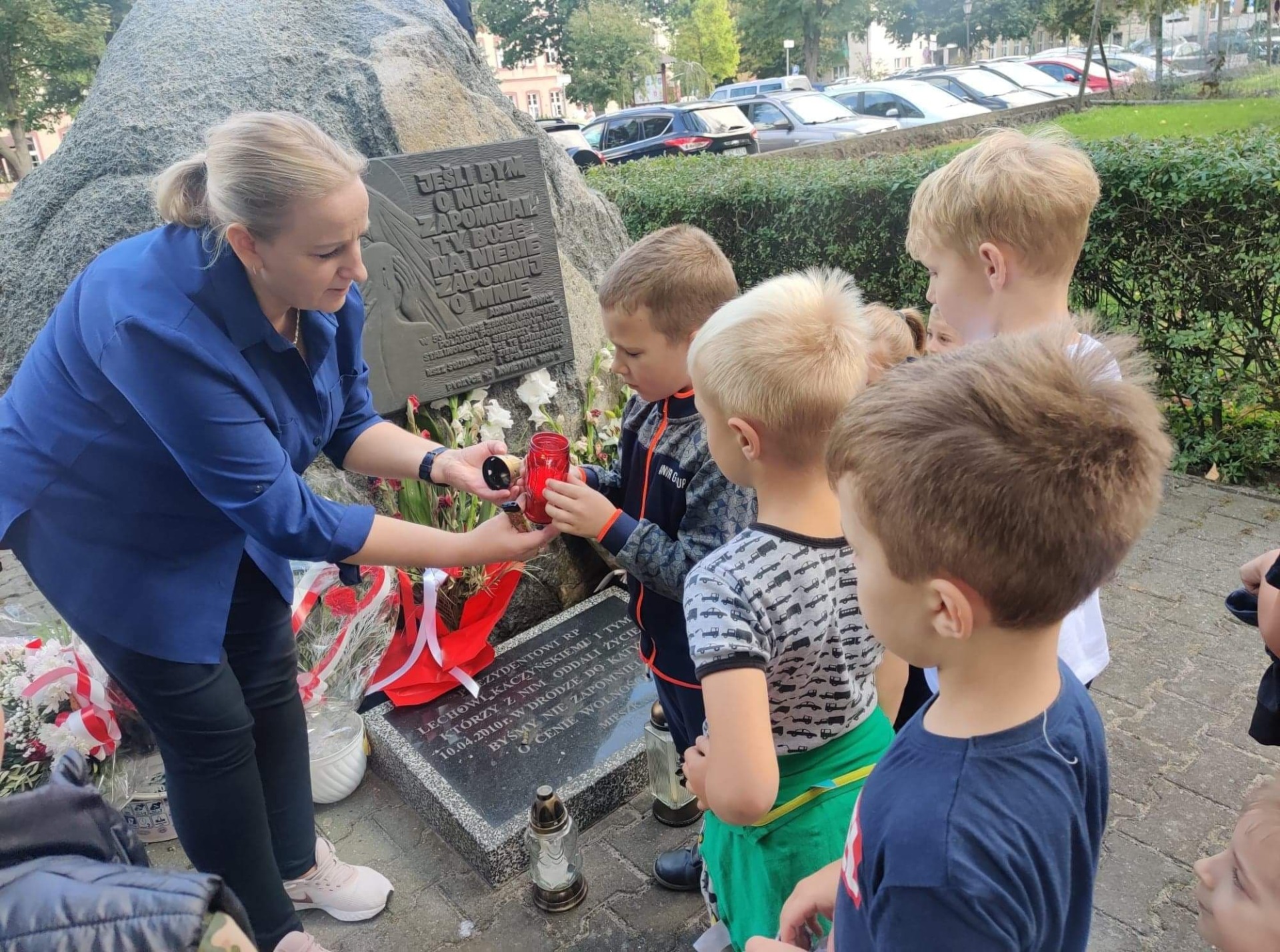 Obchody Września Miesiąca Pamięci- złożenie kwiatów pod Pomnikiem Katyńskim.