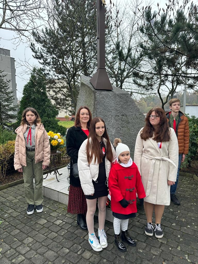 W Święto Niepodległości delegacja naszej szkoły złożyła kwiaty przy Pomniku Powstańców Śląskich w Woli