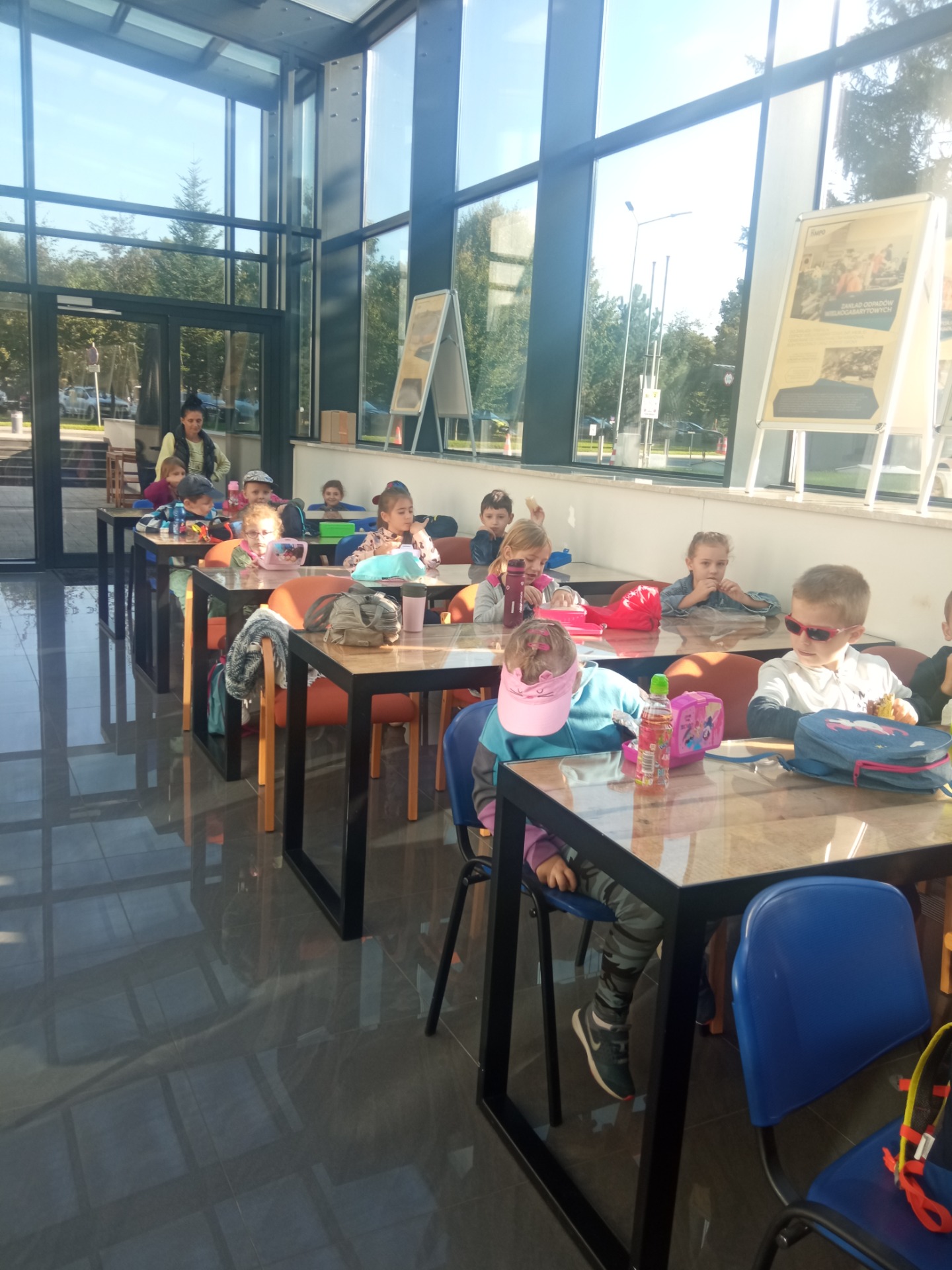 Klasa 1b na warsztatach w MPO-  "Krakowskie dzieci wiedzą jak wyrzucać śmieci" - Obrazek 2