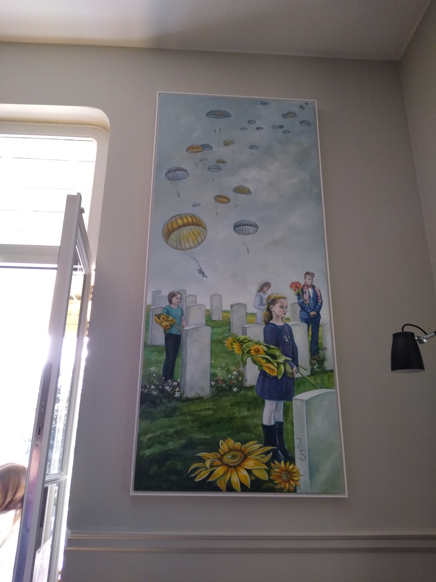 Enthüllung des Gemäldes „Flowers from the Sky“ im Airborne Museum in Oosterbeek durch die Teilnehmer*innen der YOUCEE-Conference 2022