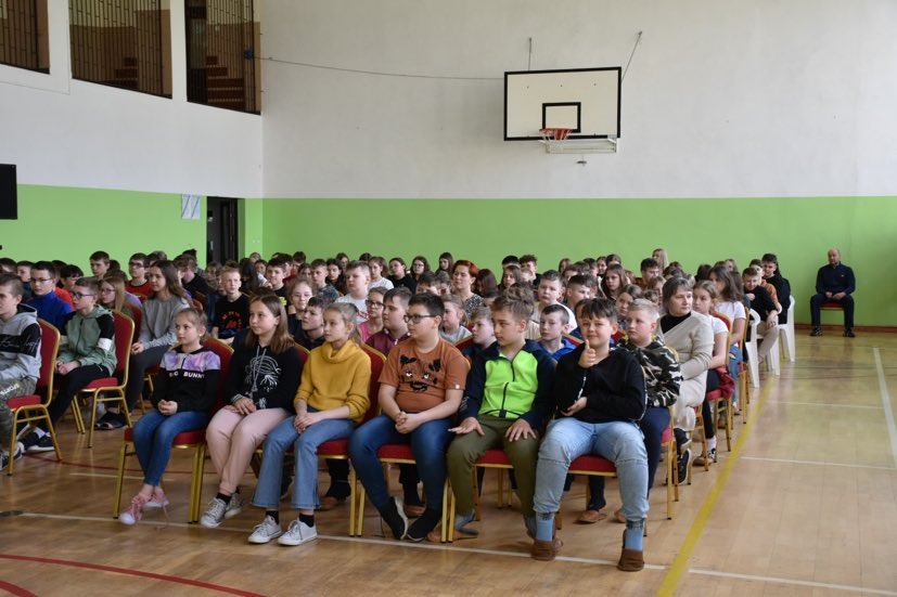 Uczniowie i nauczyciele na spotkaniu w sali gimnastycznej otwierającym wystawę "Rotmistrz Witold Pilecki - Polak, mąż, ojciec, bohater"