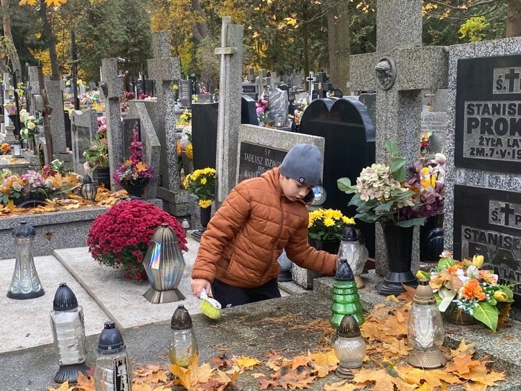 Sprzątanie grobów na otwockim cmentarzu - Obrazek 4