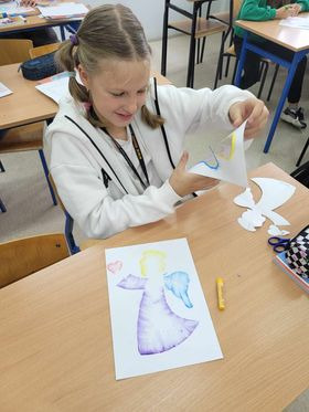 Uczniowie rysują anioły