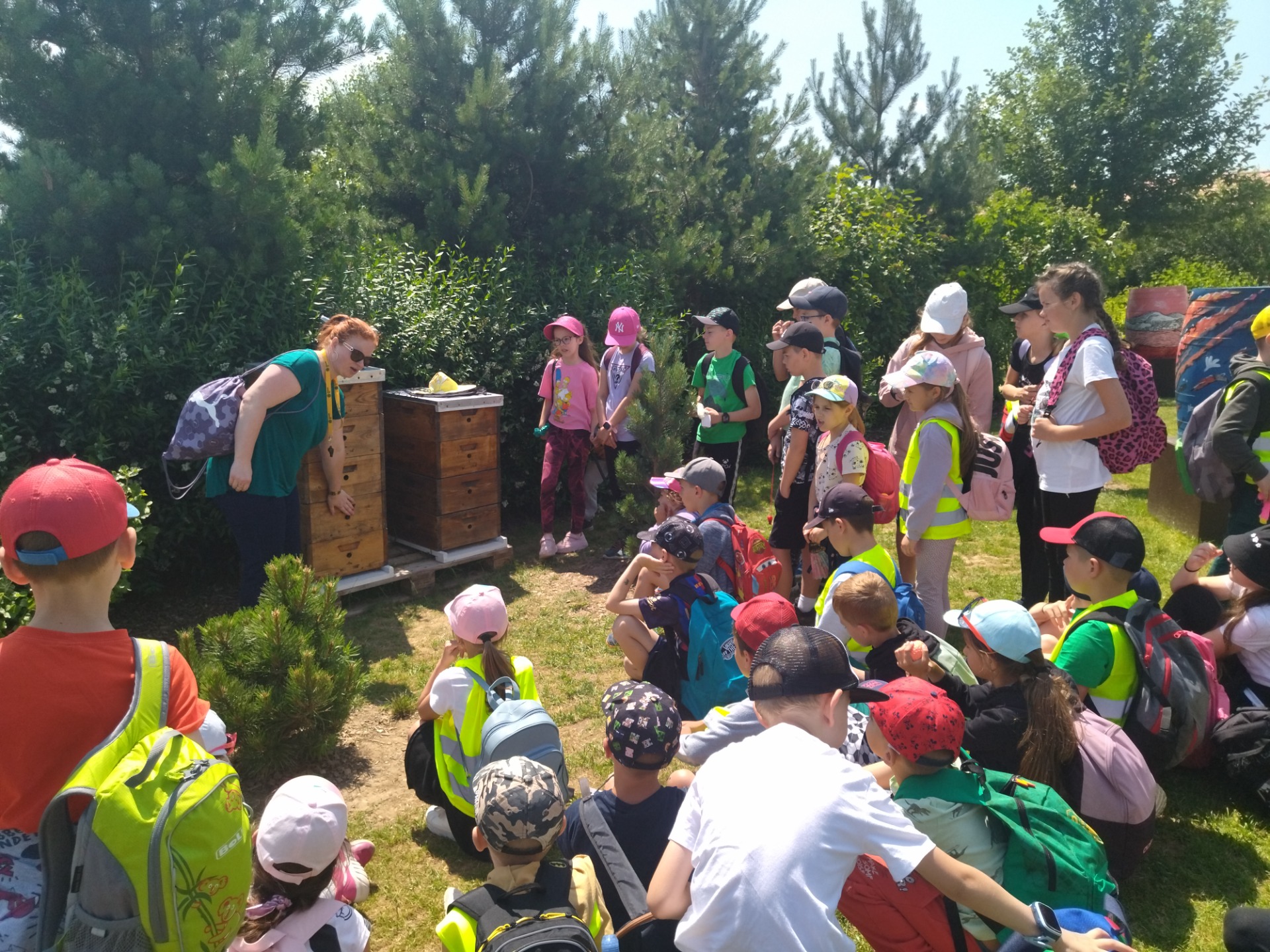 Školský výlet prvákov a 4.A v jaskyni Driny a vo včelej záhrade v Smoleniciach - Obrázok 4