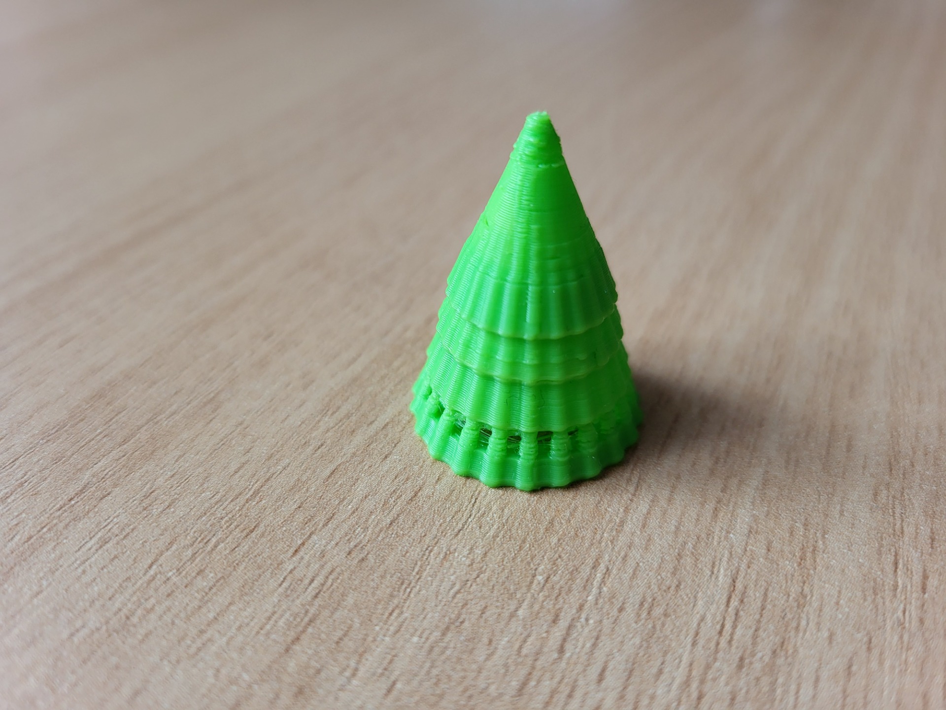 Zielona choinka wykonane za pomocą drukarki 3D.