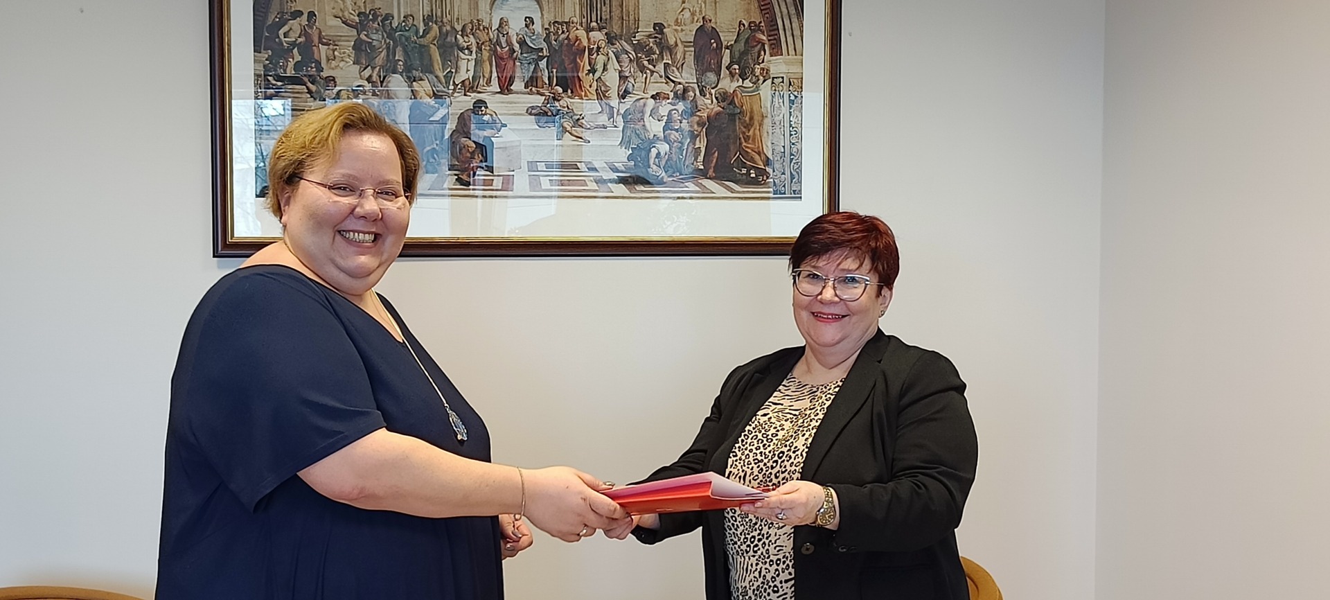 Podpisanie umowy patronackiej przez Panią Dyrektor Ewę Kaczorowską i Panią Dziekan - Panią Profesor Monikę Bogucką - Felczak 
