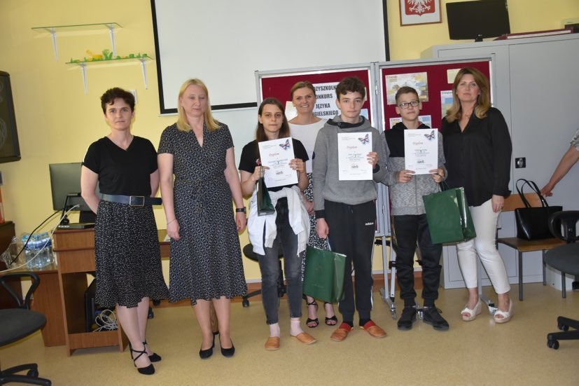Organizatorzy konkursu oraz laureaci Międzyszkolnego Konkursu Języka Angielskiego z dyplomami i nagrodami w ręku