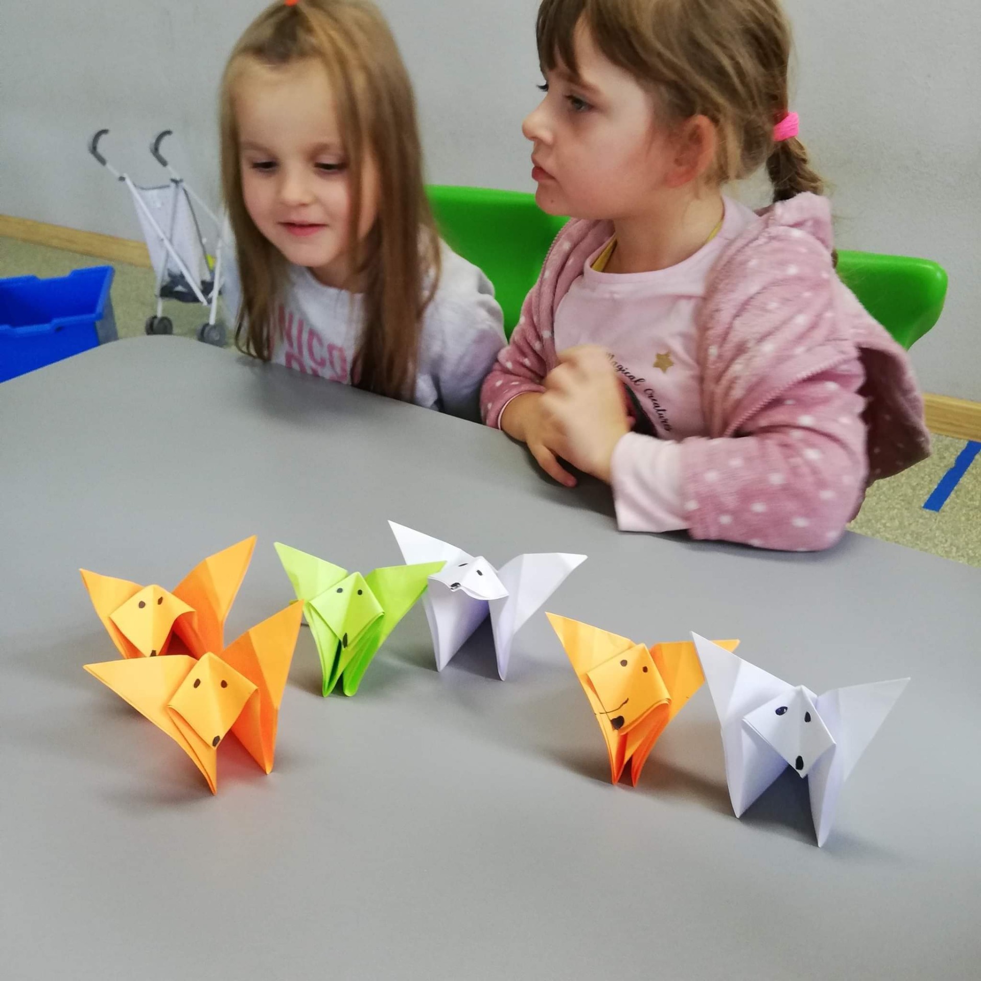 Mali Odkrywcy tworzą liski z papieru na zajęciach origami 🦊❤️🤗👏👏 - Obrazek 4