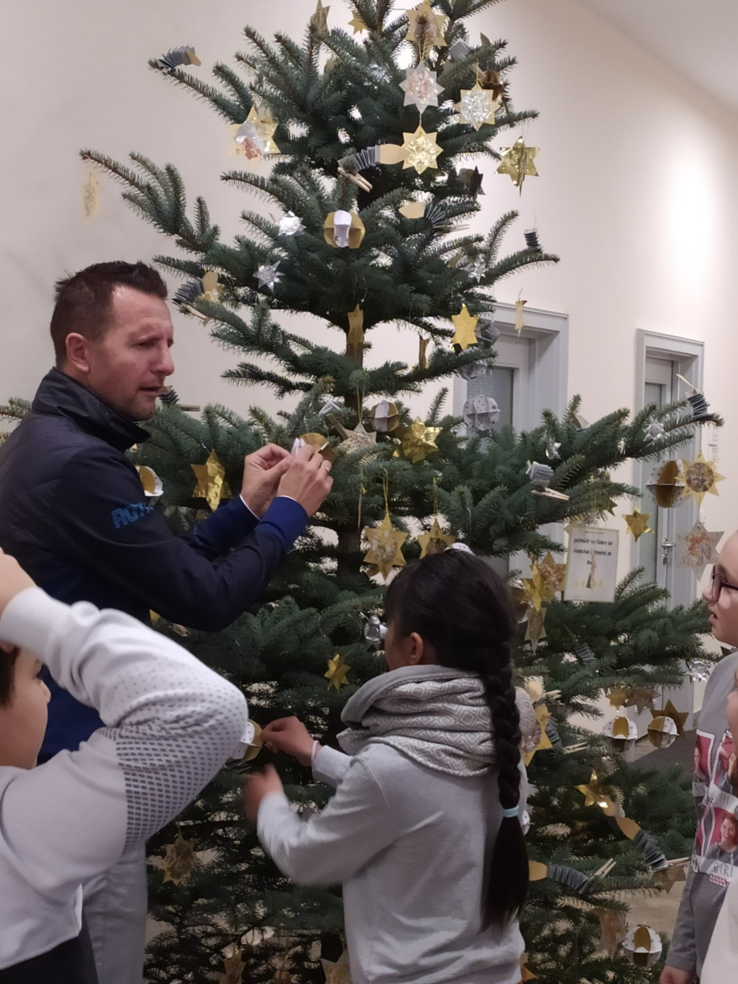 Wir schmücken den Weihnachtsbaum im Rathaus! - Bild 2