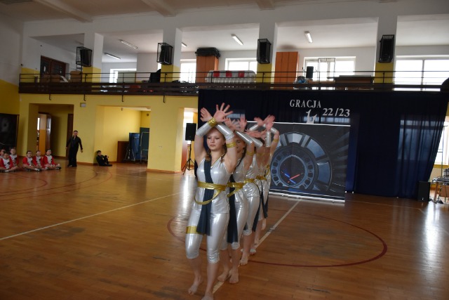 Tancerze Gracji podczas występu dla społeczności szkolnej.