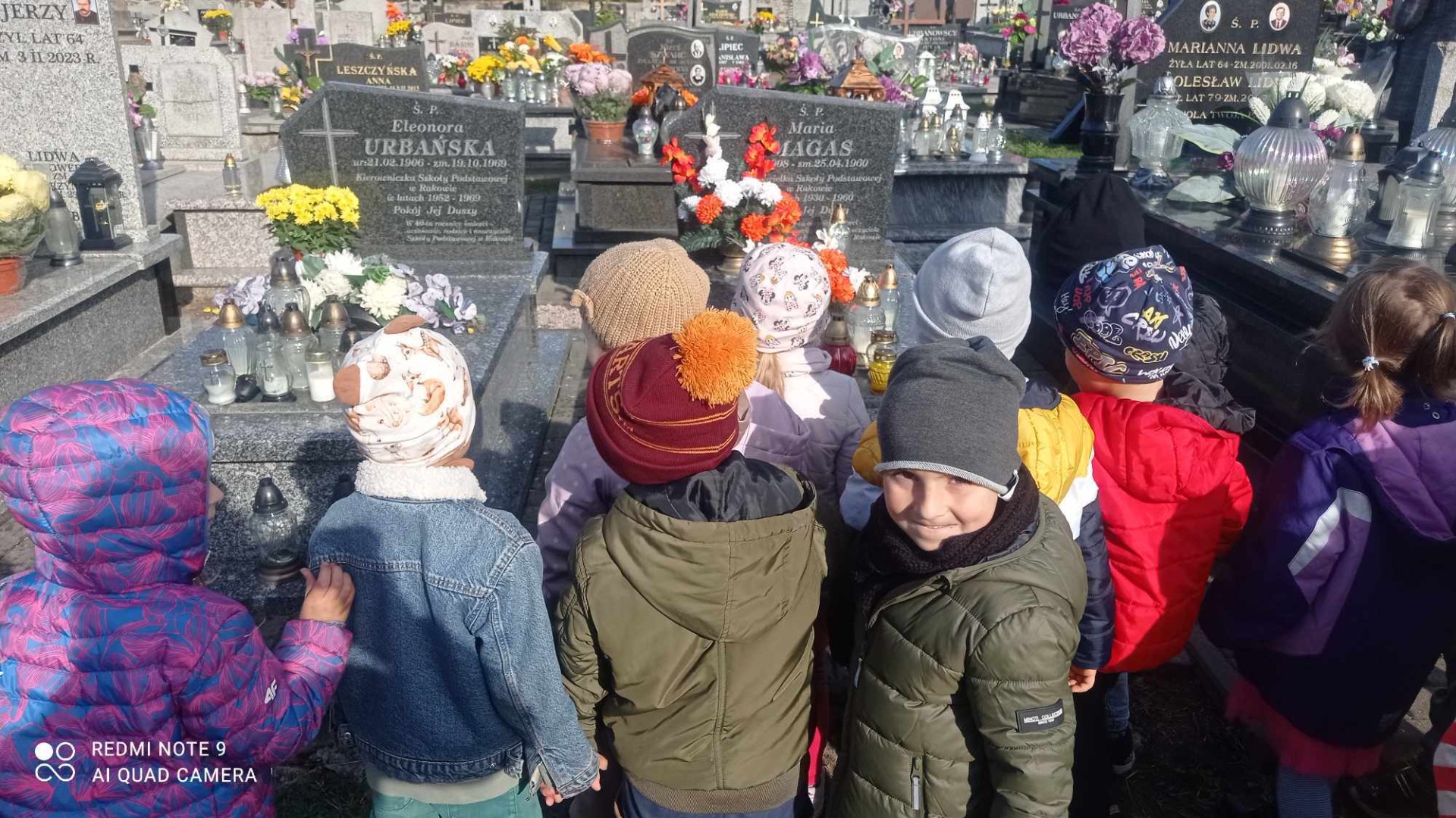 Dzieci, które odwiedziły cmentarz w Dniu Zadusznych