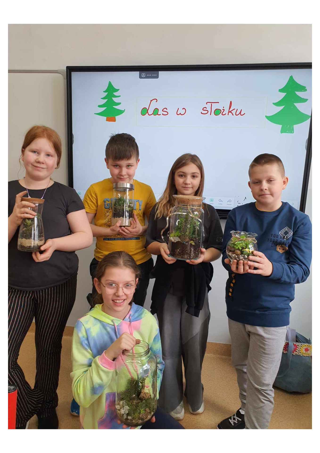 uczniowie prezentują las w słoiku