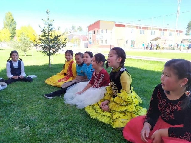 "Кыргыз тили" жумалыгынын алкагында болуп өткөн 4-класстар арасындагы улуттук оюндардан элестер. - Картинка 1