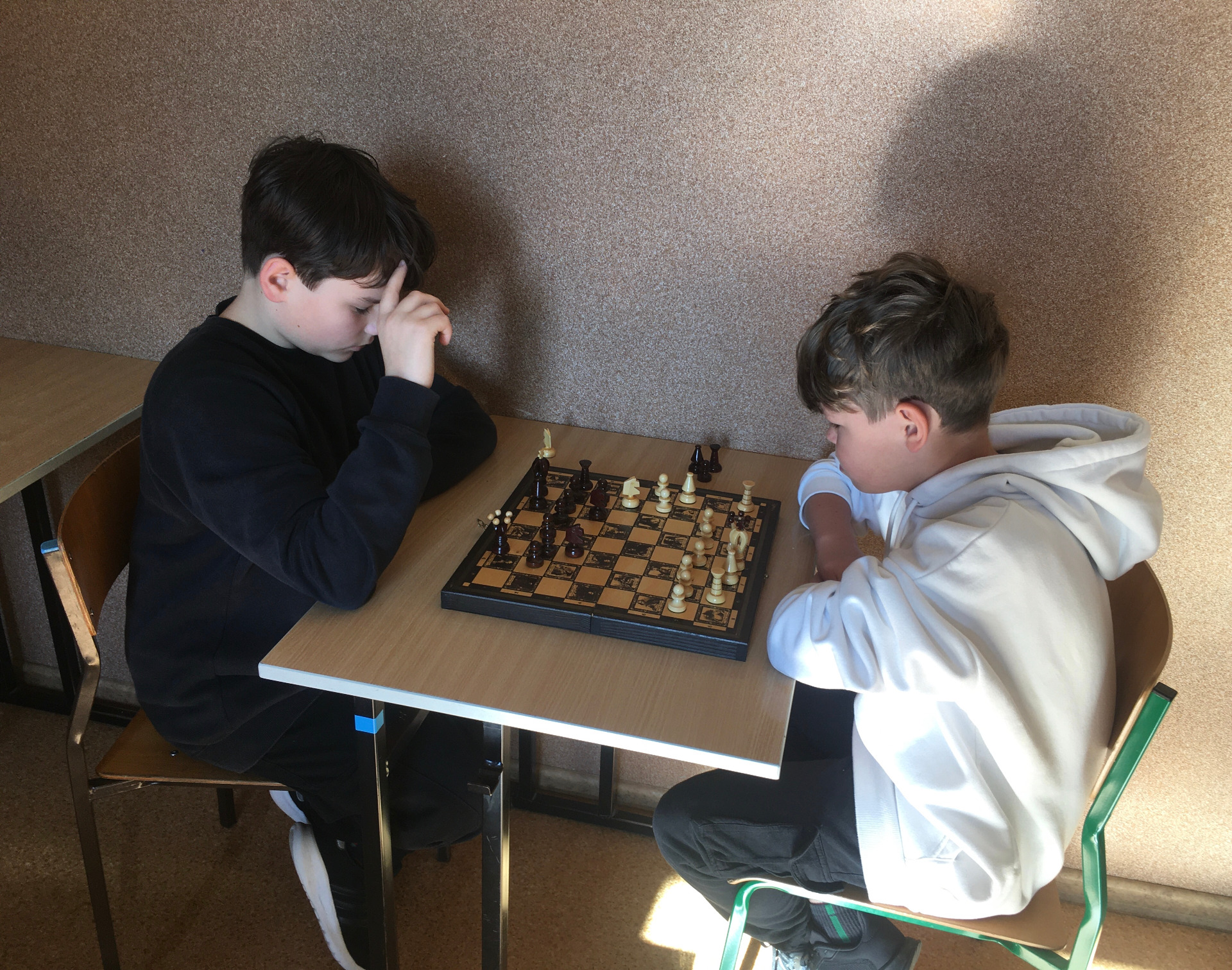 Dwóch uczniów gra w szachy w sali na lekcji matematyki. (2)