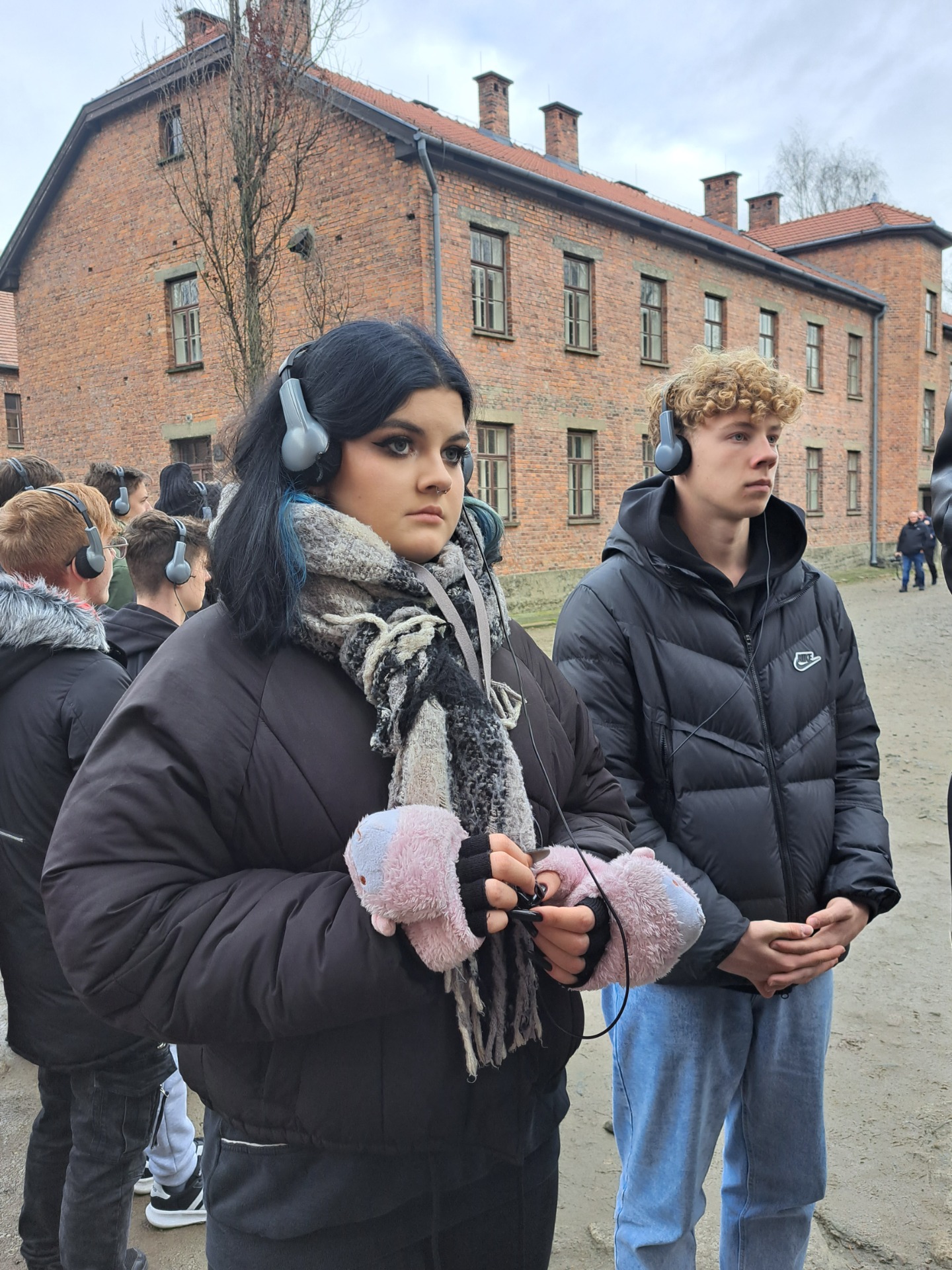 Młodzież klas 3a i 4a zwiedzająca Muzeum Auschwitz